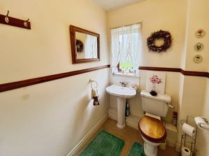 Cloakroom wc- click for photo gallery